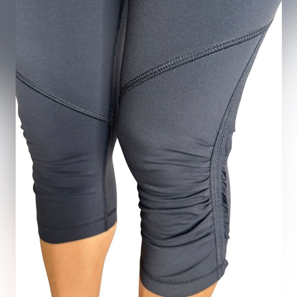 LULULEMON Black Legging Below the Knee Side Rouching detail Size 4 - Picture 5 of 10